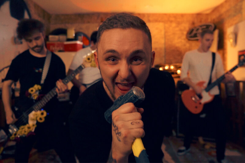 Frame del videoclip de Paralyzed - Lovejoy